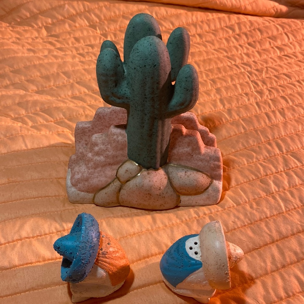 Vintage napkin/salt and pepper shaker set!